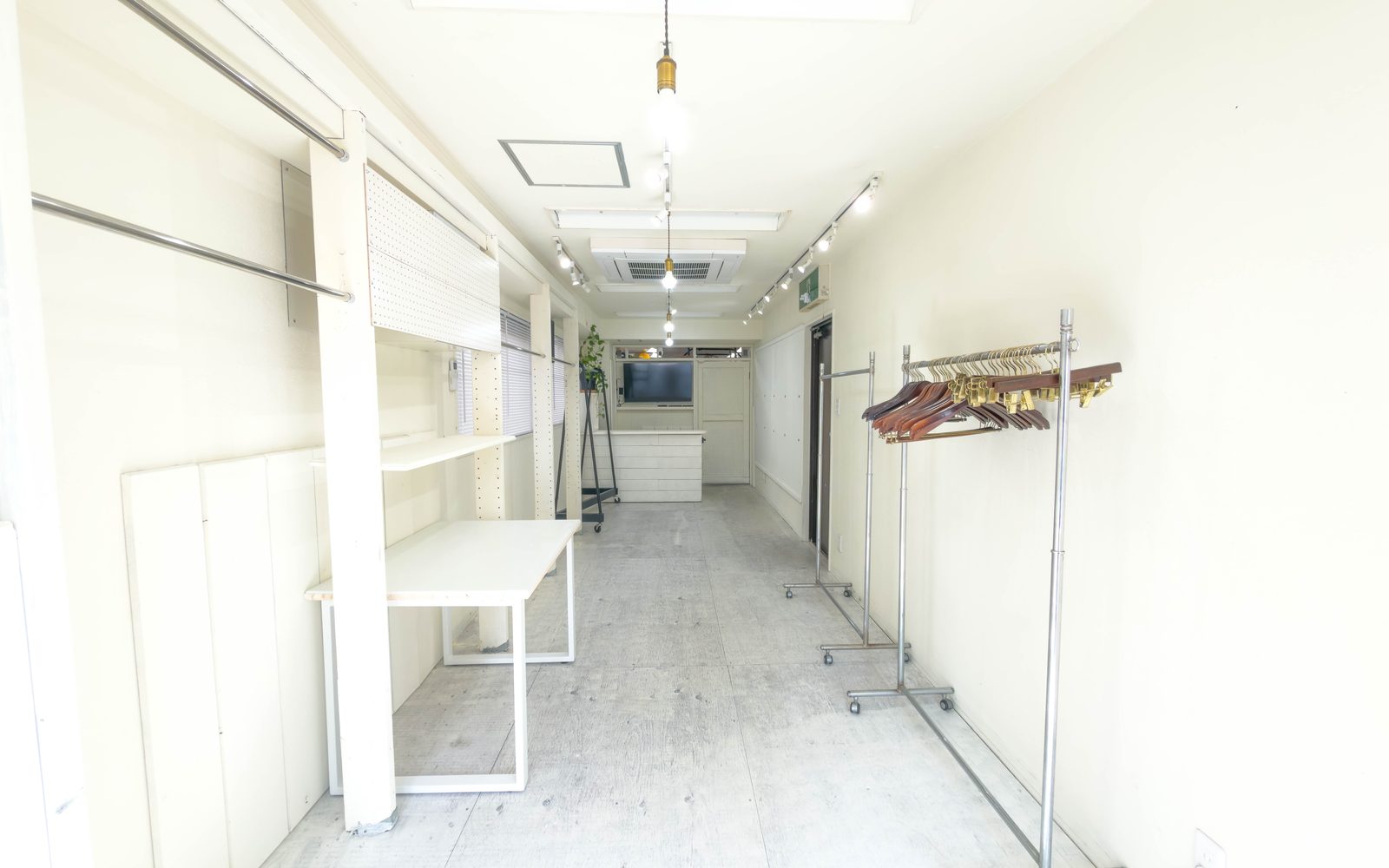 DSP Showroom! の什器：可動棚とハンガーラック、モニター